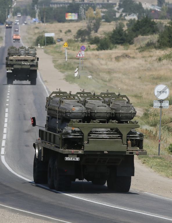 К границе с Украиной едут грузовики армии РФ с "Буками"