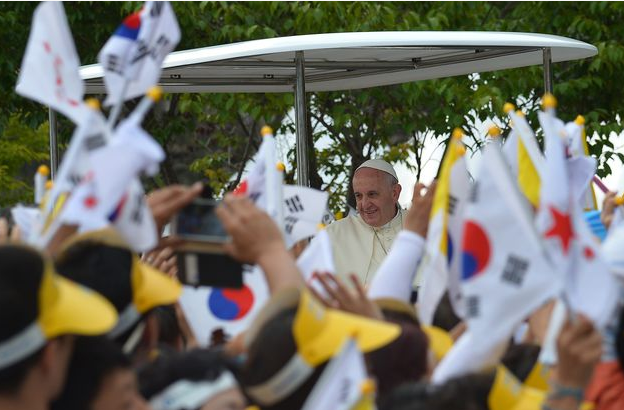 "Народный пантифик" Франциск позировал для селфи с корейским студентом