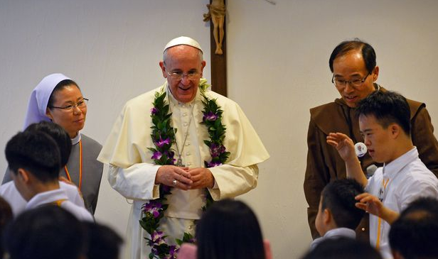 "Народный пантифик" Франциск позировал для селфи с корейским студентом