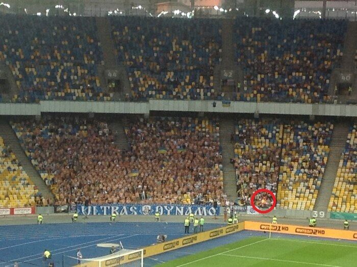 Фанаты "Динамо" сожгли флаг России на матче Премьер-лиги