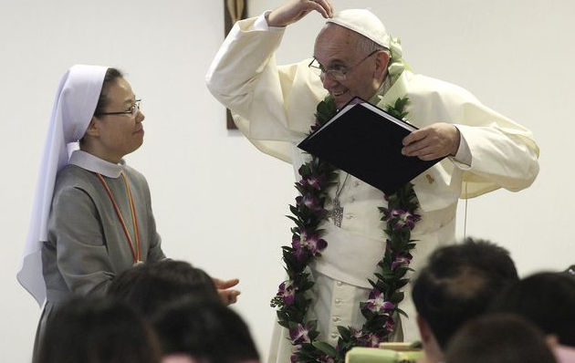 "Народный пантифик" Франциск позировал для селфи с корейским студентом