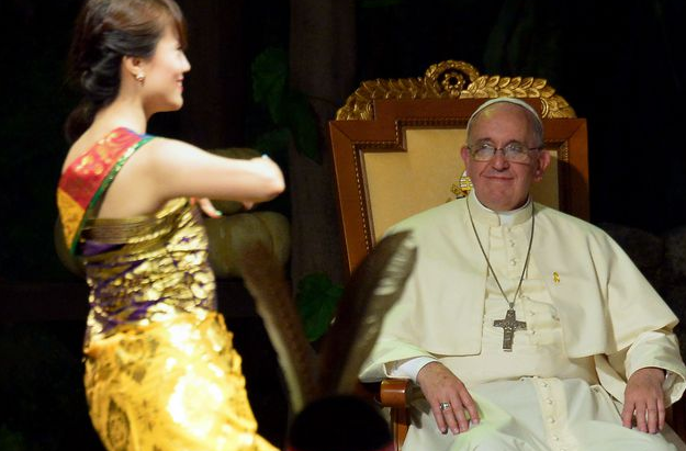 "Народный пантифик" Франциск позировал для селфи с корейским студентом