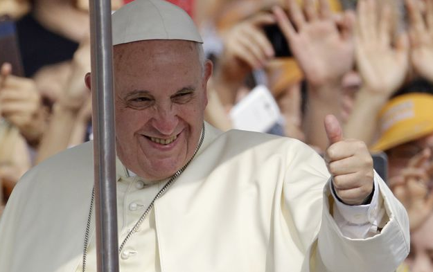 "Народный пантифик" Франциск позировал для селфи с корейским студентом