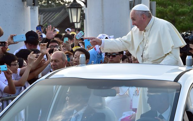 "Народный пантифик" Франциск позировал для селфи с корейским студентом
