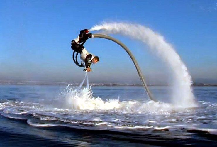 Сын Кернеса летает над водой на аппарате стоимостью свыше $10 тысяч