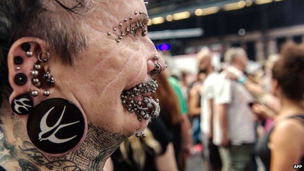 Рекордсмена по пирсингу приняли за колдуна и не пустили в ОАЭ