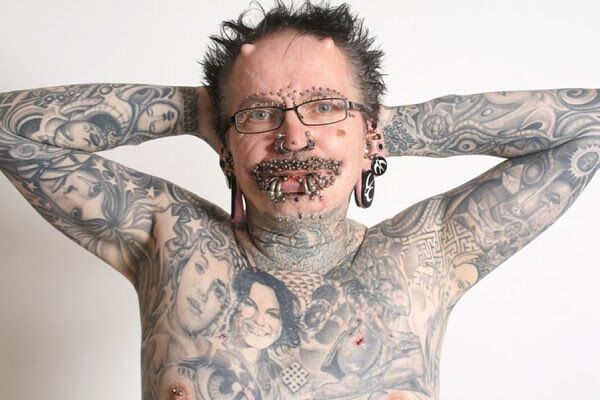 Рекордсмена по пирсингу приняли за колдуна и не пустили в ОАЭ