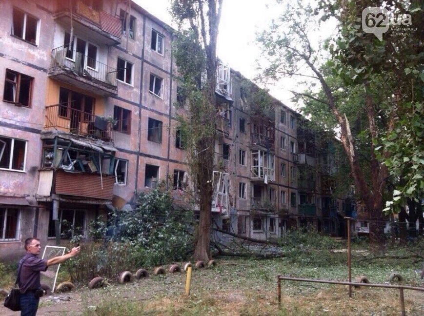 Опубликованы фото последствий артобстрела в Харцызске