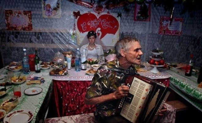 В сети появилась подборка шокирующих фото с русских свадеб