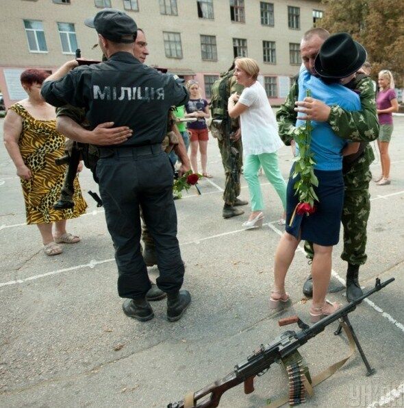 Бойцов "Гепарда" у Запоріжжі зустрічали з квітами, сльозами і прапорами України