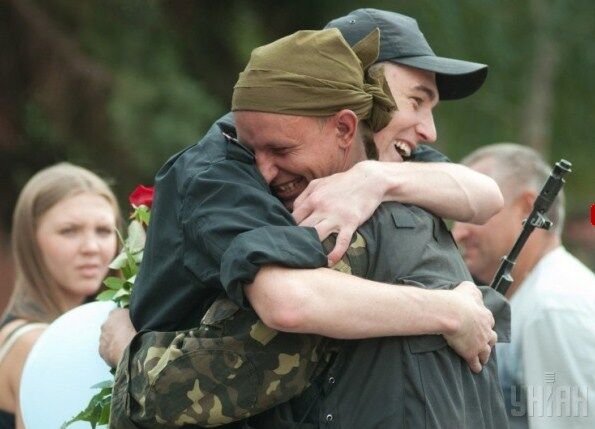 Бойцов "Гепарда" в Запорожье встречали с цветами, слезами и флагами Украины