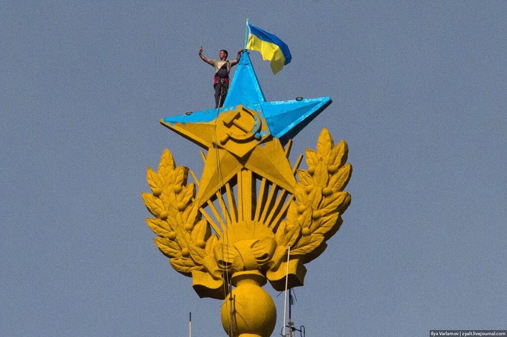 На українського блогера, що вивісив синьо-жовтий прапор на висотці в Москві, завели справу