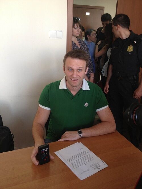 В России за Навальным следят с помощью "русского айфона"