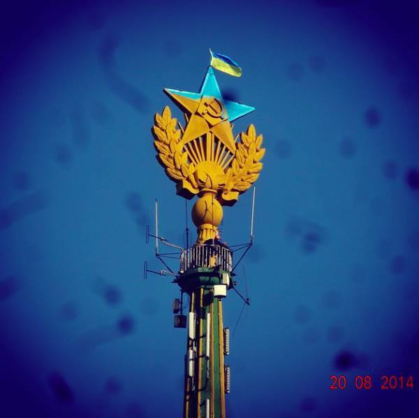 На шпиле элитной московской высотки вывесили флаг Украины