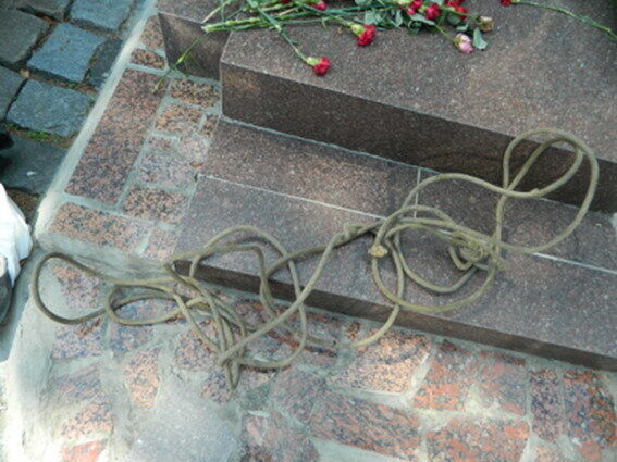 На Байковом кладбище в Киеве поймали вандалов