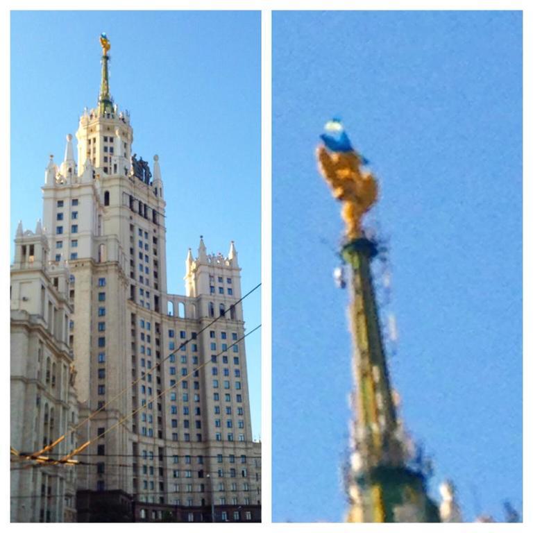 На вывесившего сине-желтый флаг на высотке в Москве украинского блогера завели дело
