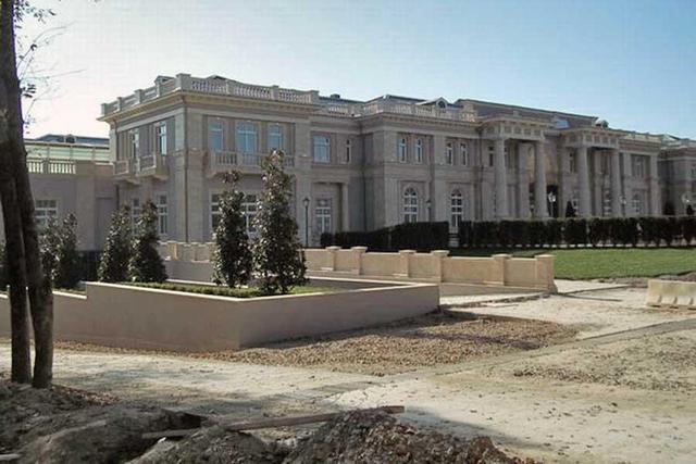 Путин присвоил российское гражданство строителю его "дачи" - скандального дворца под Геленджиком