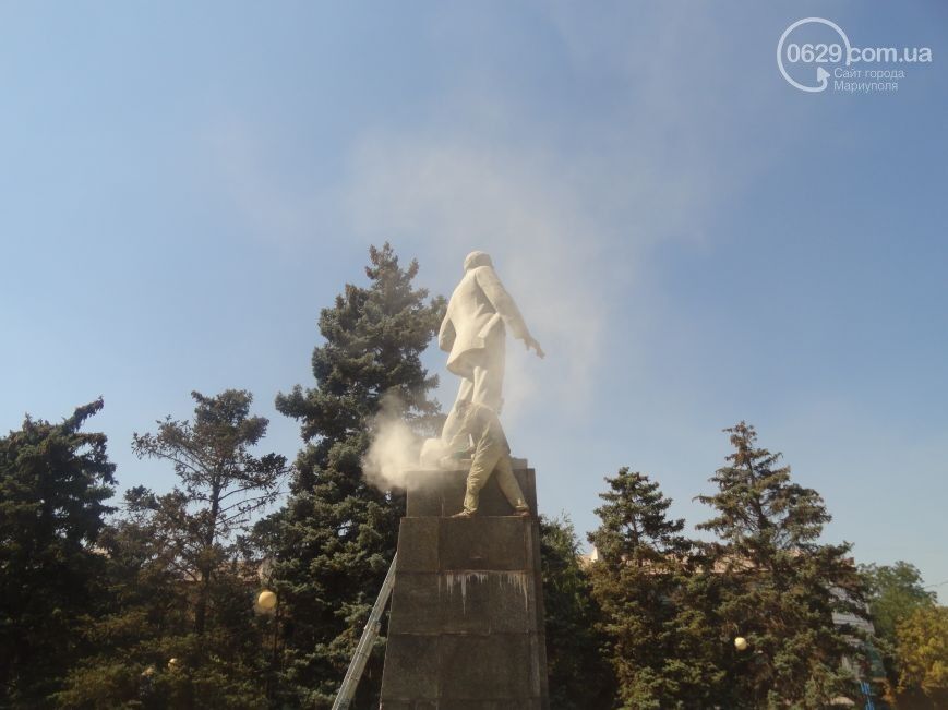 В Мариуполе коммунальщики не смогли спилить памятник Ленину
