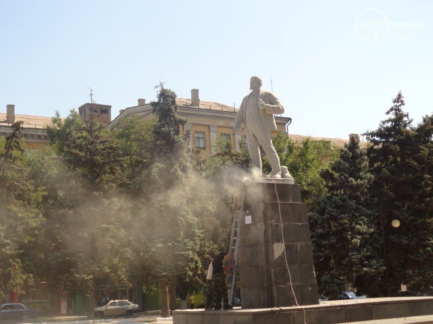 В Мариуполе коммунальщики не смогли спилить памятник Ленину