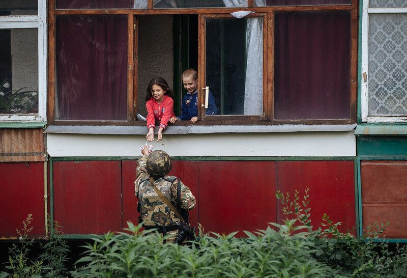 Фото солдата, що намагався розсмішити дітей в зоні АТО, підірвало соцмережі