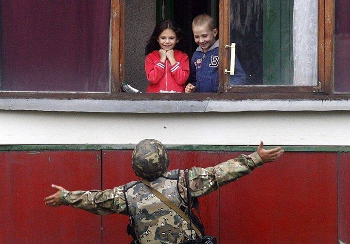 Фото солдата, пытающегося рассмешить детей в зоне АТО, взорвало соцсети