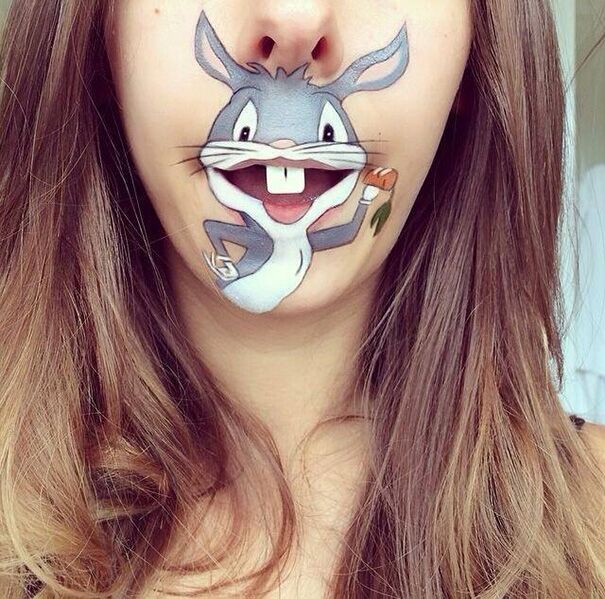 Креативный визажист рисует мультяшных персонажей на своих губах