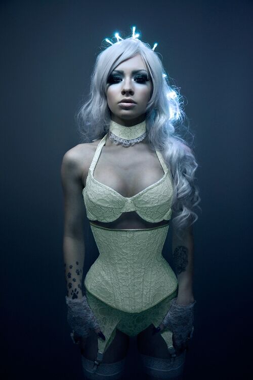 Лифчики из птиц и алюминиевые трусы. Самое необычное нижнее белье