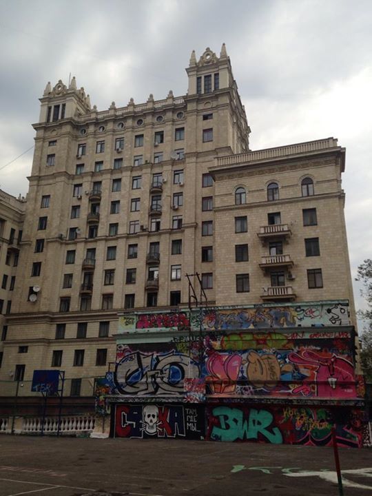 Задний фасад "оскверненной" флагом Украины московской высотки разрисован уродливыми граффити