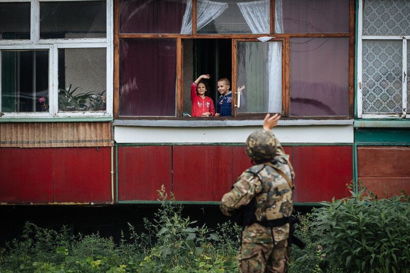 Фото солдата, пытающегося рассмешить детей в зоне АТО, взорвало соцсети