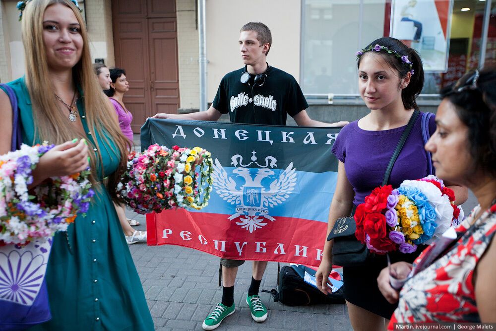В Москве прямо на Арбате парень свободно продавал флаги "ДНР"
