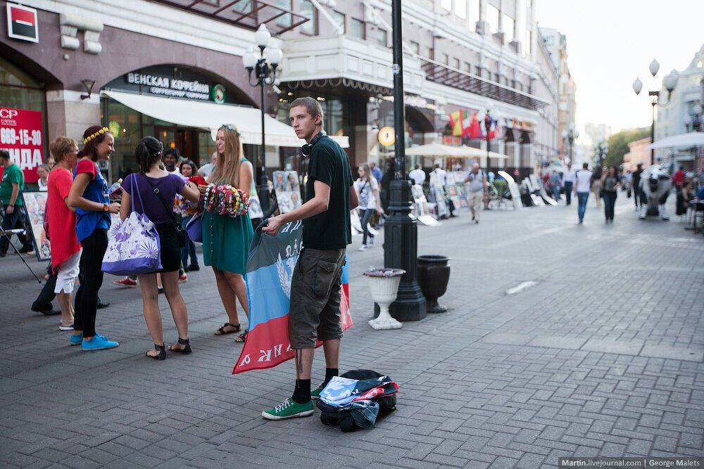 У Москві прямо на Арбаті хлопець вільно продавав прапори "ДНР"