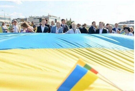 Глава Литвы развернула в Вильнюсе огромное сине-желтое сердце