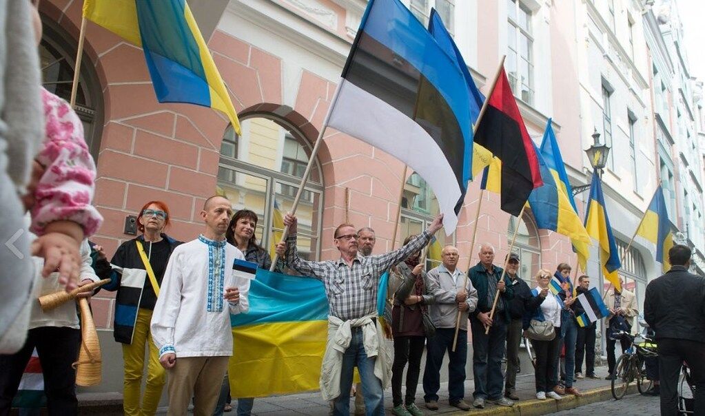 Эстонцы пикетировали посольство РФ в Таллинне: руки прочь от Украины!