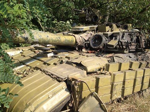 Украинский танкист, совершивший подвиг, после боя обхватил руками танк и заплакал