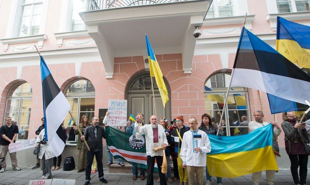 Эстонцы пикетировали посольство РФ в Таллинне: руки прочь от Украины!