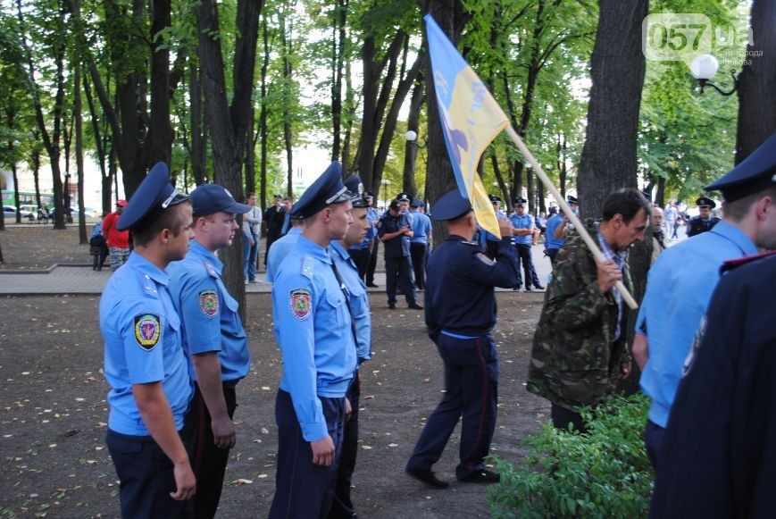 В Харькове милиционер избил мужчину с украинским флагом, а затем бросил – "отдайте ему эту тряпку"