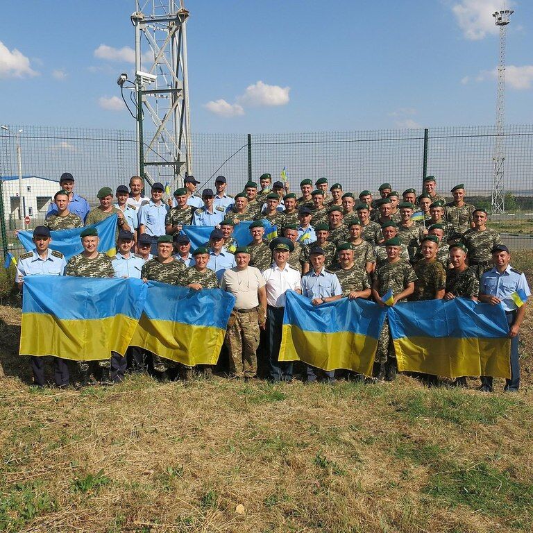 Заблокированные в РФ пограничники "троллили" россиян украинскими флагами