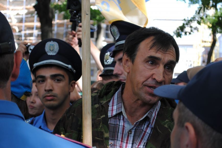 В Харькове милиционер избил мужчину с украинским флагом, а затем бросил – "отдайте ему эту тряпку"