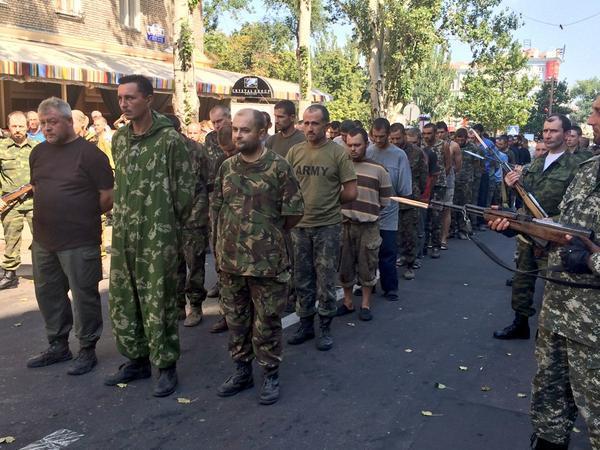 Террористы провели по Донецку пленных украинских воинов