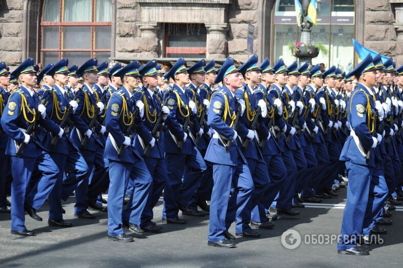 В Киеве прошел военный парад. Фоторепортаж