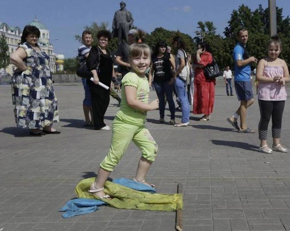 В Донецке дети топтали государственный флаг в День Независимости Украины