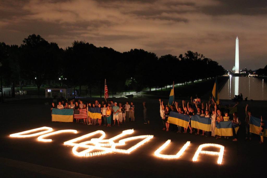 Украинцы во многих городах США зажгли "искру единства"