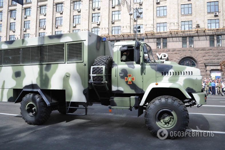 В Киеве прошел военный парад. Фоторепортаж