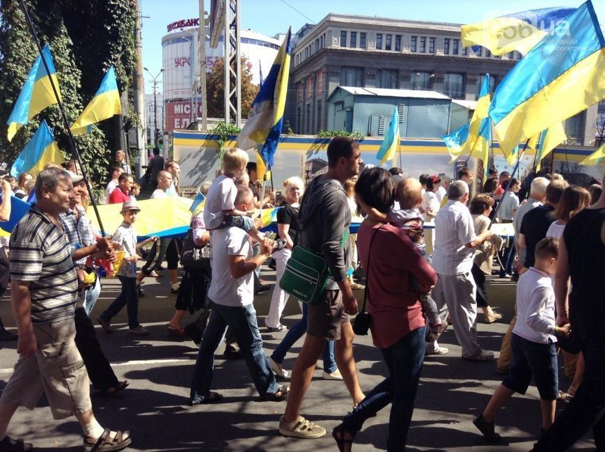 В Днепропетровске День Независимости отпраздновали пешим маршем и вышиванками