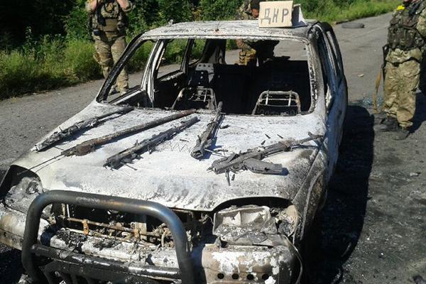 ДНРовцы выпрыгнули из горящего автомобиля прямо в руки бойцам АТО