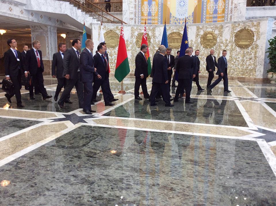 Саммит в Минске: Путин и Порошенко пожали друг другу руки