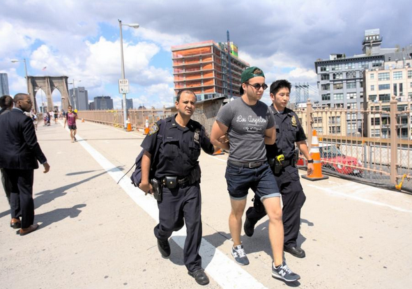 Россиянин, "покоривший" вершину Бруклинского моста, попал под суд