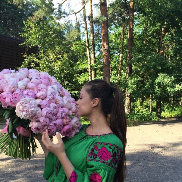 Племянница регионала Журавского надела вышиванку и поздравила Украину