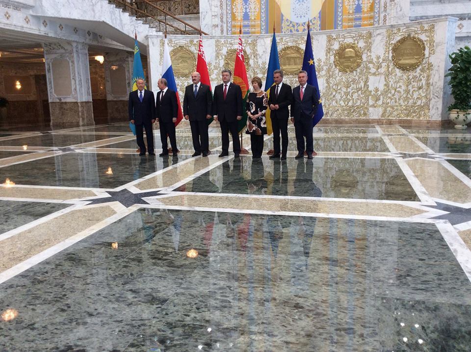 У Мінську стартував саміт: Путін і Порошенко потиснули один одному руки