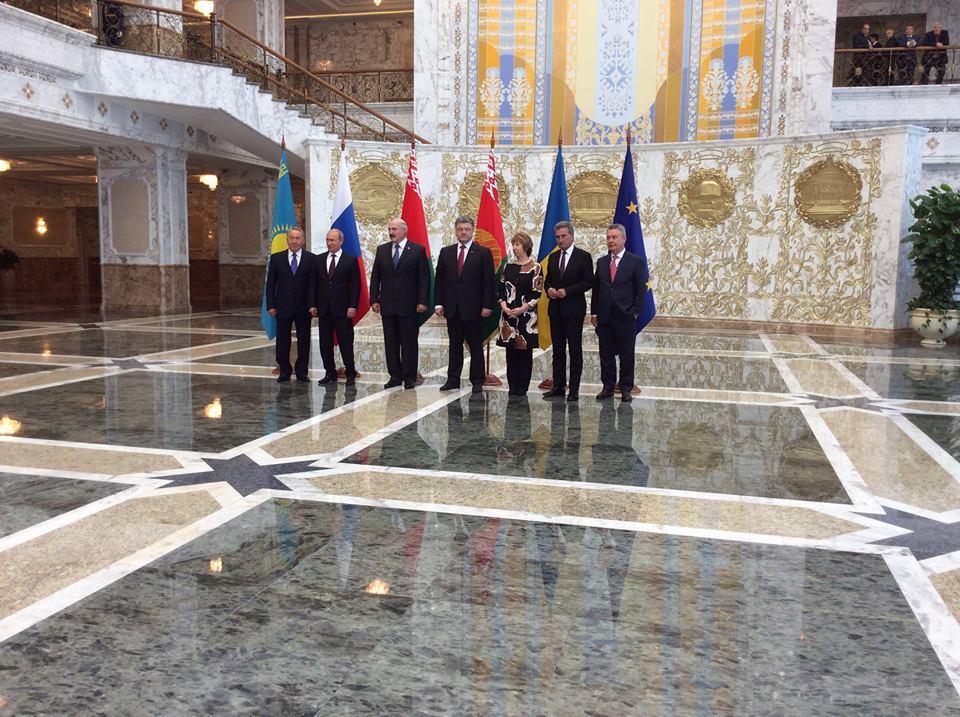 Саммит в Минске: Путин и Порошенко пожали друг другу руки